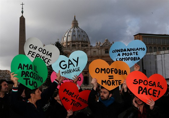 lenové LGBT komunity protestovali v prosinci 2012 na svatopetrském námstí.