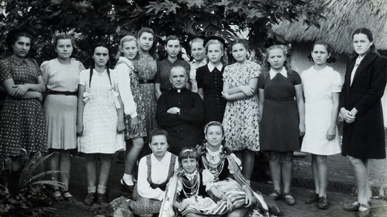 Kazia Gerechová (tetí zprava) spolen s dalími polskými dtmi v Tengeru na...