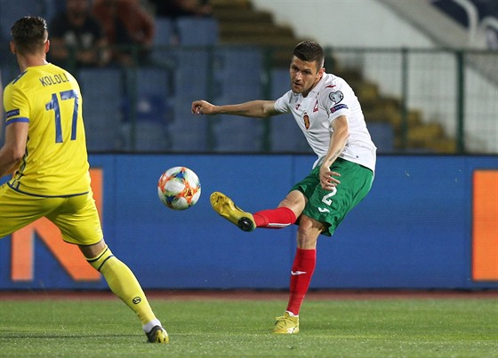 Strahil Popov (Bulharsko) se snaí poslat centr do vápna pes Benjamina...