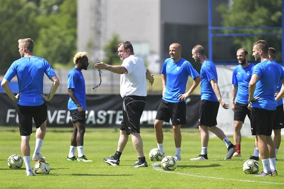 Plzetí fotbalisté se shromaují kolem trenéra Pavla Vrby na úvodním tréninku...