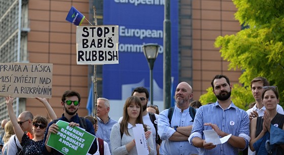 Asi dv stovky peván eských oban protestovaly 19. ervna 2019 v Bruselu u...