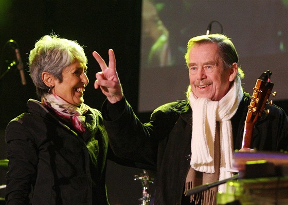 Americká písničkářka Joan Baezová a exprezident Václav Havel při oslavě výročí...