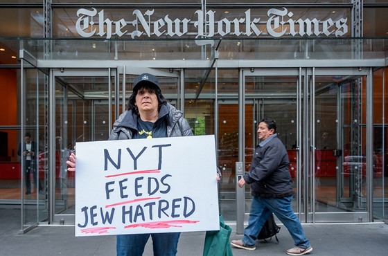 Protest idovských organizací ped sídlem amerického deníku The New York Times...