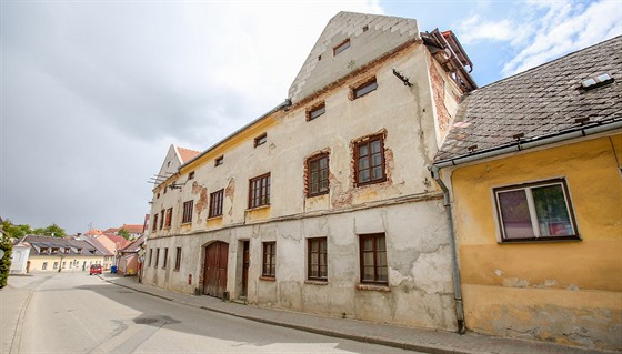 Původně bylo v tomto domě v Nežárecké ulici v Jindřichově Hradci devět bytů. Po...