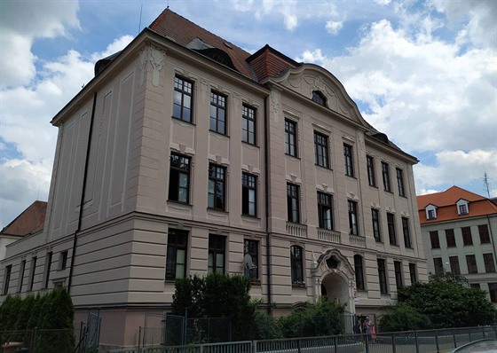 Základní škola stojí v Dukelské ulici v centru Českých Budějovic.