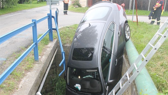 patn zabrzdné auto ve Vesovicích na Hodonínsku sjelo do koryta potoka.