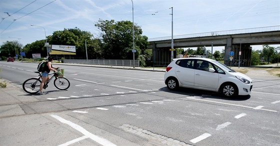 Na runé Hladíkov ulici nkdo ped lety namaloval nelegální pejídcí pruhy pro cyklisty. (erven 2019)