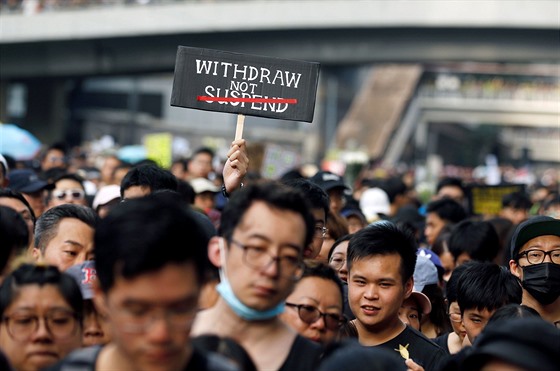 Desítky tisíc lidí přišly v Hongkongu na další protest proti zákonu o vydávání...