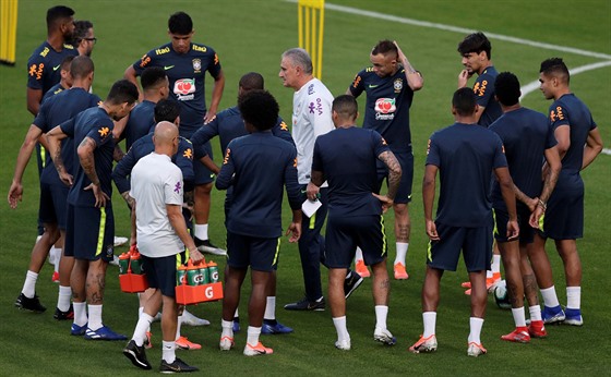 Brazilský trenér Tite promlouvá k hrám na tréninku na stadionu Pacaembu v Sao...