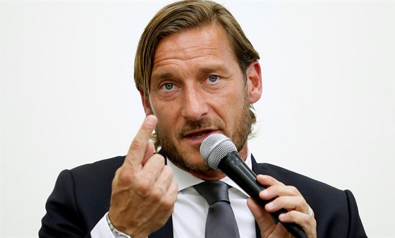 Francesco Totti na tiskové konferenci v Coni Palace v ím oznamuje svj odchod...