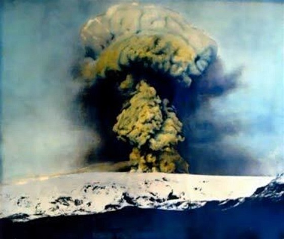 Dobová fotografie zachycuje explozi Katly s doprovodným mranem sopeného...