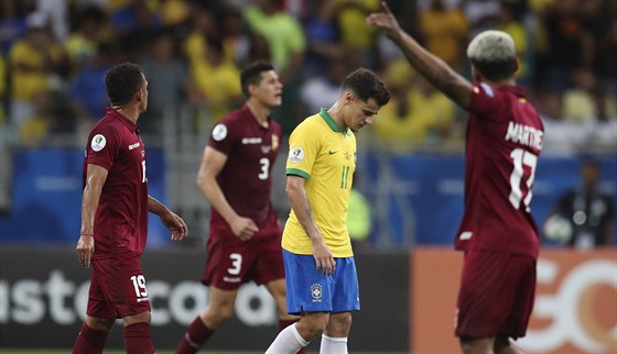 Zklamaný Brazilec Philippe Coutinho poté, co rozhodí neuznal jeho gól proti...