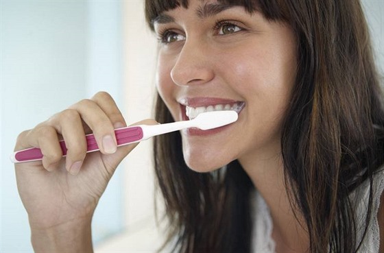 Kartáčkem byste si měli čistit zuby alespoň tři minuty (ilustrační fotografie)