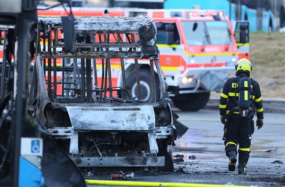 Celkem dvanáct zaparkovaných autobus pokodil poár v garáích Dopravního...