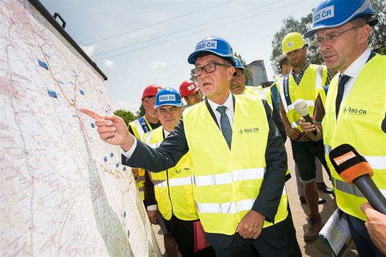 Premiér Andrej Babi se seznámil s tím, jak pokrauje stavba obchvatu Otrokovic.