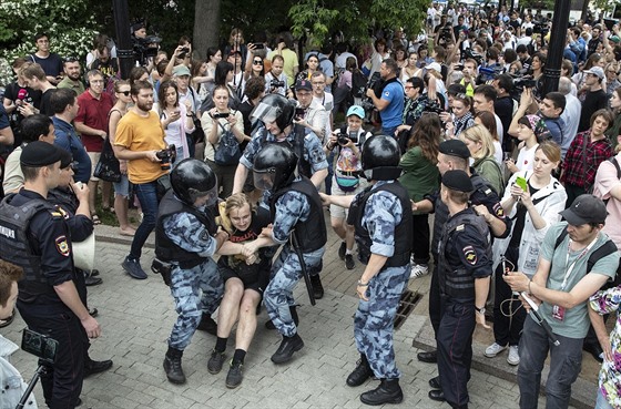 Ruská policie zadrela úastnici demonstrace proti úední zvli v souvislosti s...