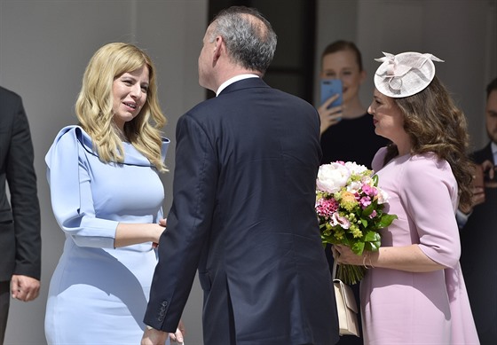 Nová slovenská prezidentka Zuzana aputová (vlevo) pebírá Prezidentský palác...