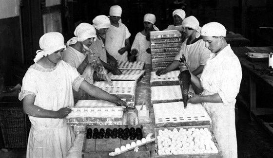 Pohled na jednu z prvních „výrobních linek“ na sladkosti v olomoucké firmě...