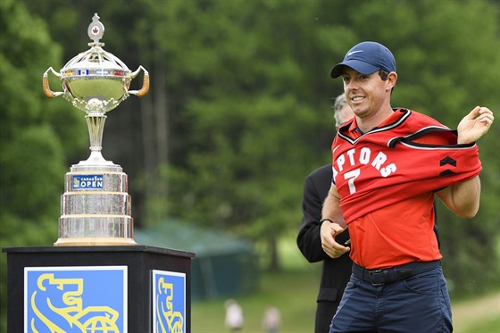 Rory McIlroy slaví triumf na Canadian Open v dresu Toronto Raptors.