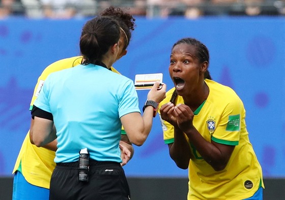 Brazilská fotbalistka Formiga vidla od rozhodí lutou kartu.