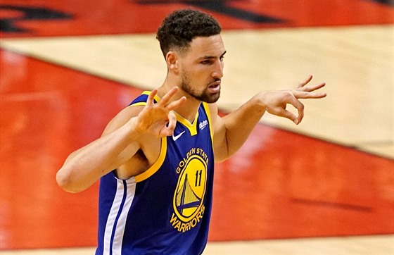 Klay Thompson z Golden State oslavuje tíbodovou trefu.