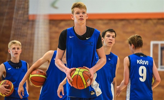 Matyáš Vrábel na tréninku české basketbalové reprezentace do 16 let