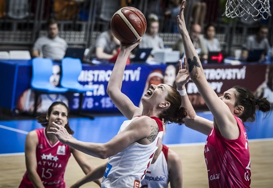 eská basketbalistka Tereza Krakoviová (v bílém) zakonuje v zápase s...