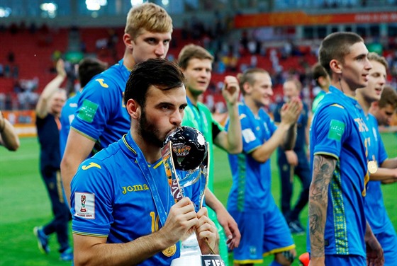 Ukrajintí fotbalisté s trofejí pro mistra svta do 20 let