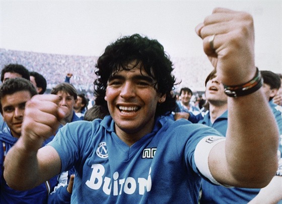 Diego Armando Maradona se s neapolskými fanouky raduje z italského titulu v...