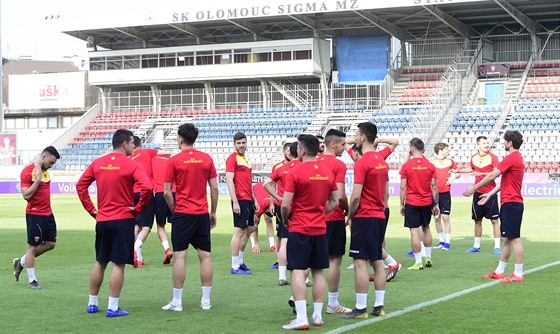 Fotbalisté erné Hory trénují na olomouckém stadionu.