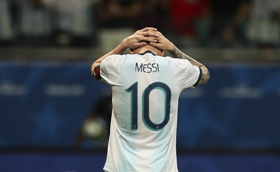 Argentinský kapitán Lionel Messi lituje spálené ance.