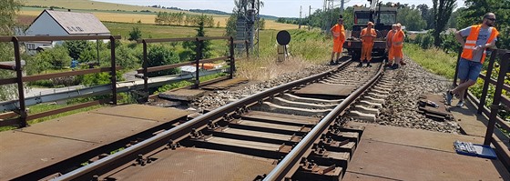 elezniní most u Doban na Plzesku pokodil bagr. (18. 6. 2019)