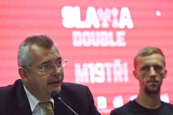 Jaroslav Tvrdík (vlevo), pedseda pedstavenstva fotbalové Slavie, hovoí na...