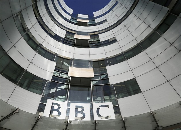 Přední moderátor BBC zmizel kvůli nahým fotkám nezletilého z obrazovky