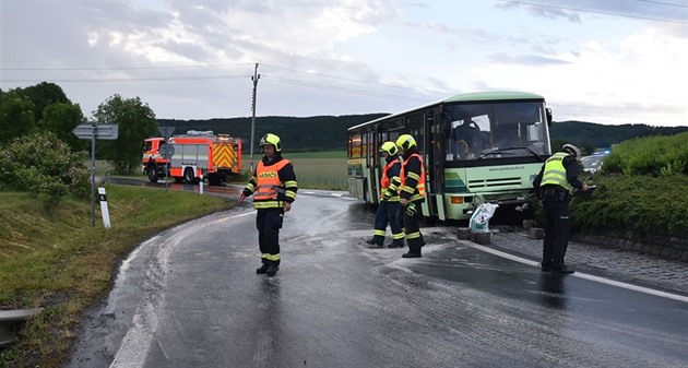 Řidič autobusu na mokré silnici narazil do středu kruhového objezdu