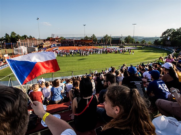 etí fanouci pozorují zahajovací ceremoniál mistrovství svta v softbalu.