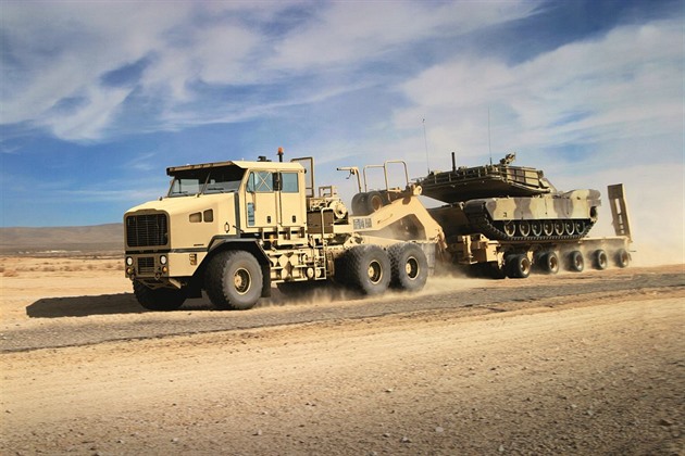Američané kupují těžké vojenské tahače pro přesun tanků po Evropě