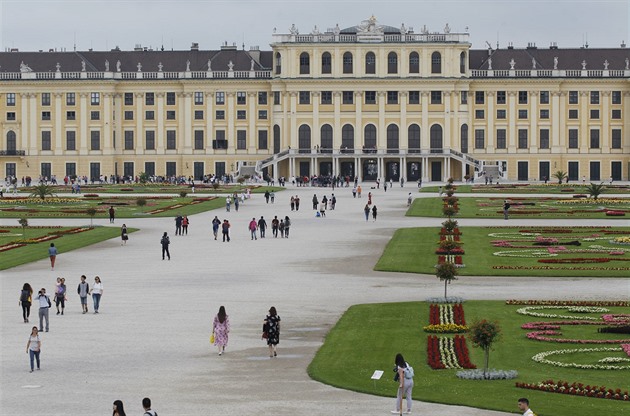 Socha jihlavského rodáka Rudolfa Panholzera zdobí vídeský park na dohled od...