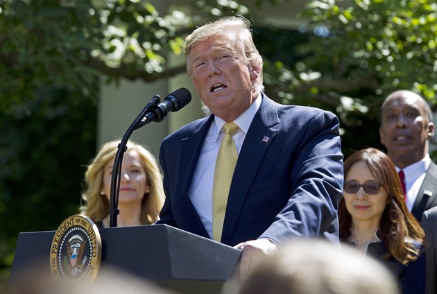 Jestli mě nezvolí znovu, trh se zřítí jako nikdy předtím, tvrdí Trump