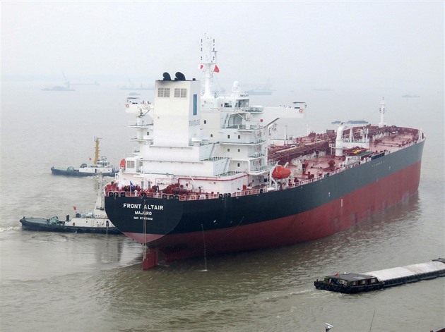 Řízená střela z Jemenu zasáhla v Rudém moři norský tanker, loď začala hořet