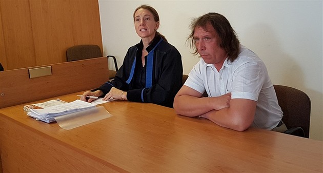 Kvůli mobilu zapálil ředidlo pod autem se spícími lidmi, viní muže žalobce