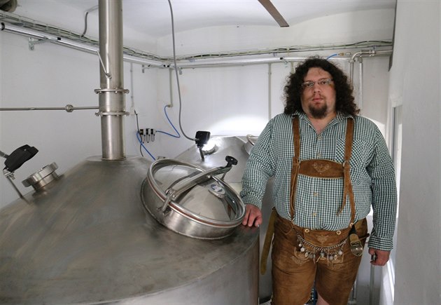 Jan Chmel vybudoval pivovar v bývalém chlév, trvalo mu to dva roky. Roní...