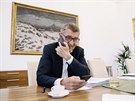 Andrej Babi bhem rozhovoru pro MF DNES telefonoval s ministrem ivotního...