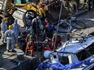 Záchranái vyzvedávají z vraku výletní lodi obti nehody. (11. ervna 2019)