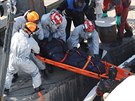 Záchranái vyzvedávají z vraku výletní lodi obti nehody. (11. ervna 2019)