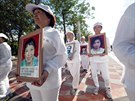 Stoupenci duchovního hnutí Fa-lun-kung protestují proti perzekuci ze strany...