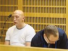 Obalovaný Petr Stojka (vlevo) se svým obhájcem u Obvodního soudu pro Prahu 10...