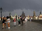 Turisty na Karlov most v Praze náhlá bouka s prtrí mraen nepekvapila....