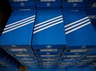 Krabice obuvi nmecké znaky Adidas ekají na zákazníky v obchodu v výcarském...