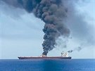 Hoící tanker v Ománském zálivu (13. ervna 2019)